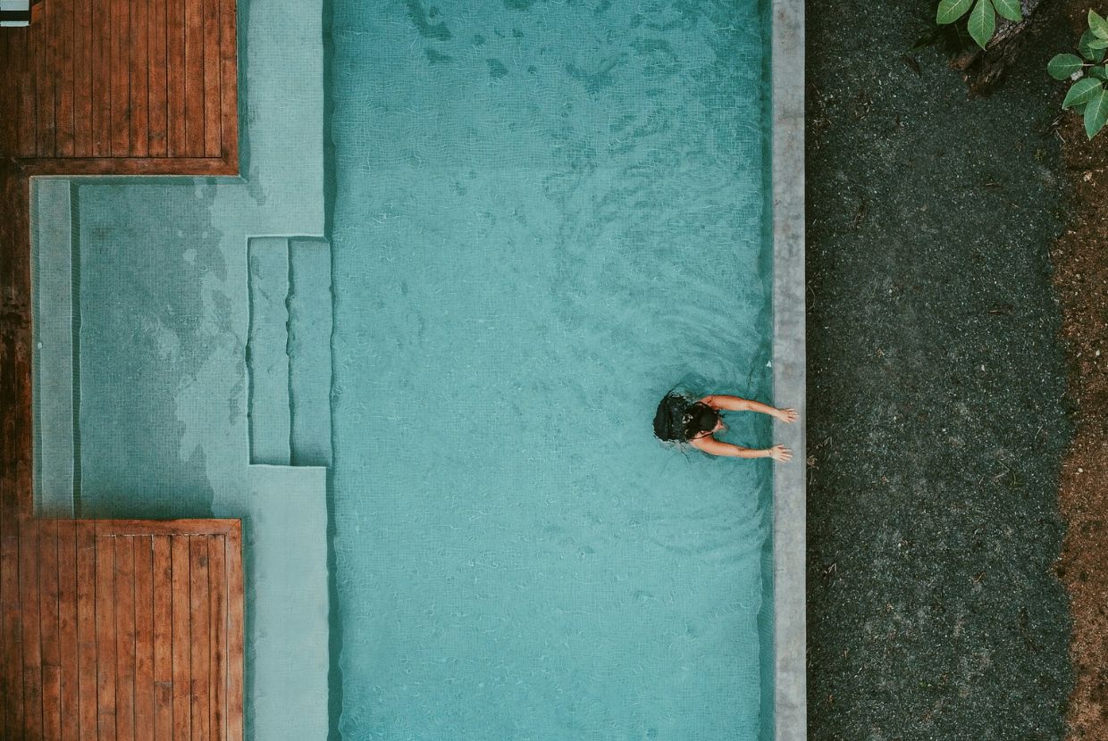 Descubre cómo las piscinas naturales y las terrazas integradas pueden transformar tu espacio exterior en un entorno conectado con el paisaje.