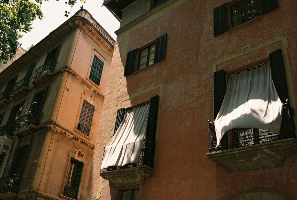 Renovating an old building in Palma: levels of heritage protection, protected elements, process with the Historic Center and real prices.
