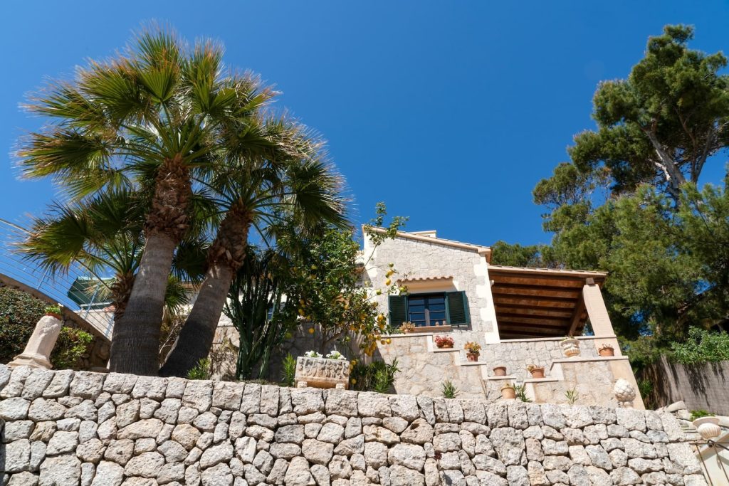 Construction company in Inca with over 50 years of local experience. New construction, renovations, and rehabilitation of village houses in the Raiguer region.