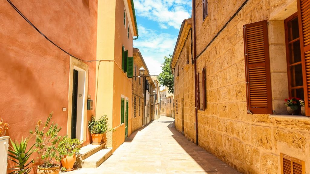 Construction company in Mallorca with 50 years of experience and 1,500 completed projects. New construction, renovations, and structural reinforcements with fixed budgets and LOE guarantees.