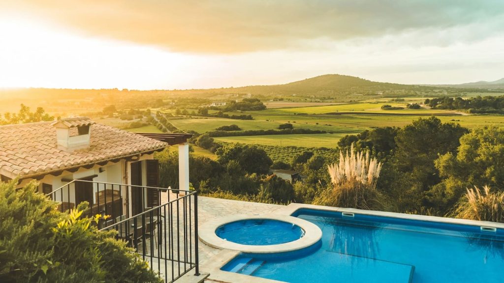 Realistic timeframes for building housing in Mallorca: 14-22 months per phase, schedule, license deadlines by municipality and local factors in 2026.