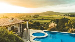 Plazos reales para construir vivienda en Mallorca: 14-22 meses por fase, cronograma, plazos de licencia por municipio y factores locales en 2026.