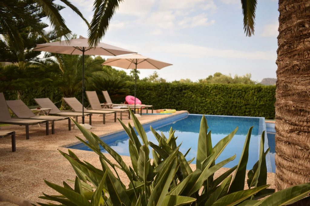 Complete renovation vs. new build in Mallorca 2026: real prices, timelines, taxes, profitability, and a decision matrix tailored to your specific situation. By Armalutx.