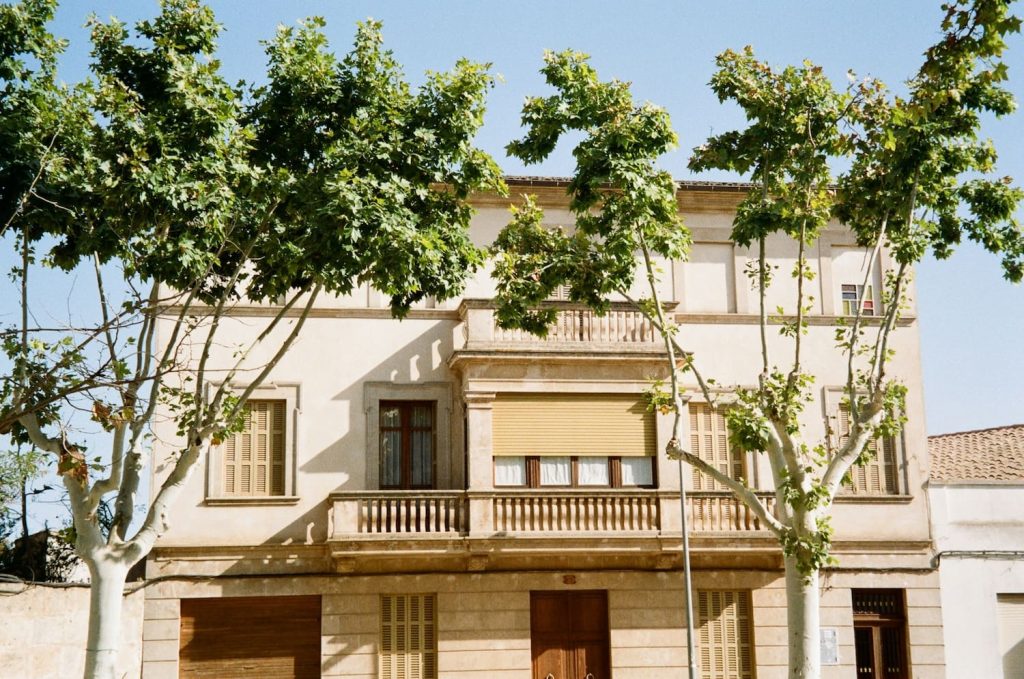 Complete guide to structural reinforcement in a house: warning signs, techniques, prices and typical problems in Mallorca. By Armalutx since 1967.